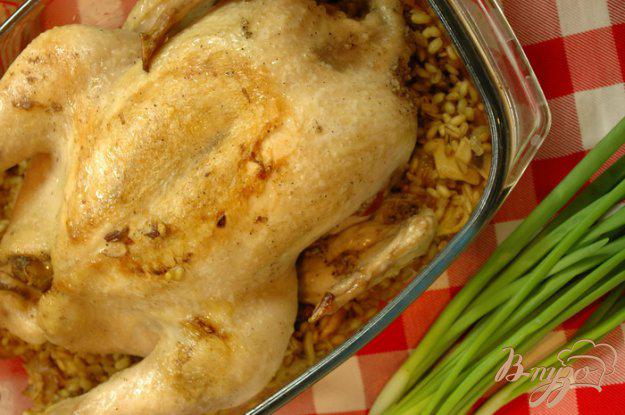 фото рецепта: Курица в маринаде из бренди, запеченная с грибами и перловкой