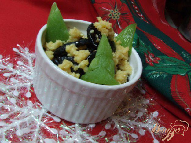 фото рецепта: Чернослив с грецкими орехами под белым шоколадом