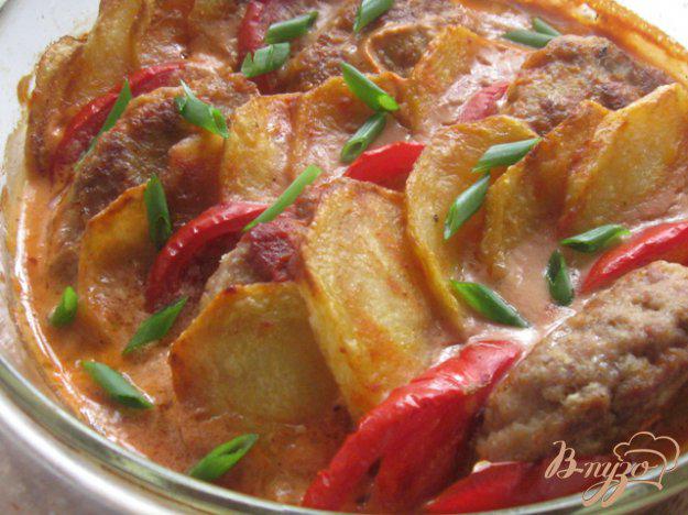 фото рецепта: Шницели, запеченные с картофелем и помидорами по-турецки