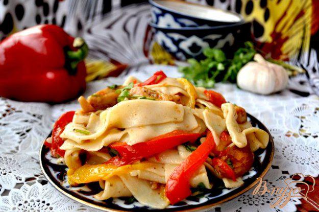 фото рецепта: Салат «Янгелик» с домашней лапшой,курицей и овощами