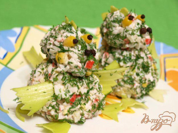 фото рецепта: Салат с рисом и крабовыми палочками «Дракончики»