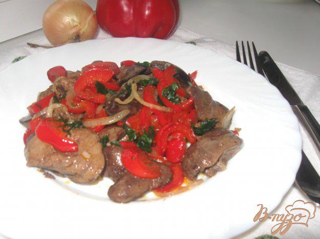 фото рецепта: Теплый салат с куриной печенью и болгарским перцем