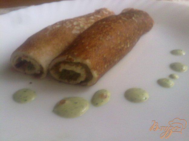 фото рецепта: Ржаные блинчики с соусом из зелёного лука, кинзы, сметаны и красной икры