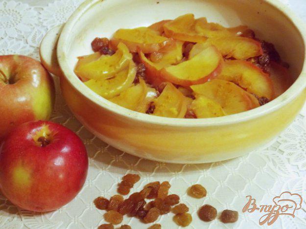 фото рецепта: Яблоки запеченные дольками с медом и изюмом