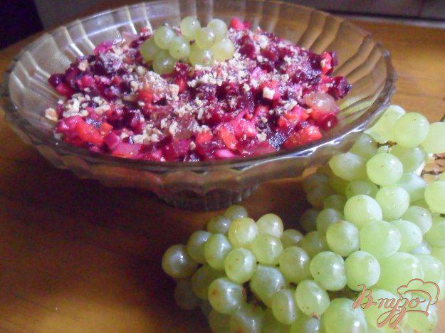 фото рецепта: Винегрет с виноградом и орехами
