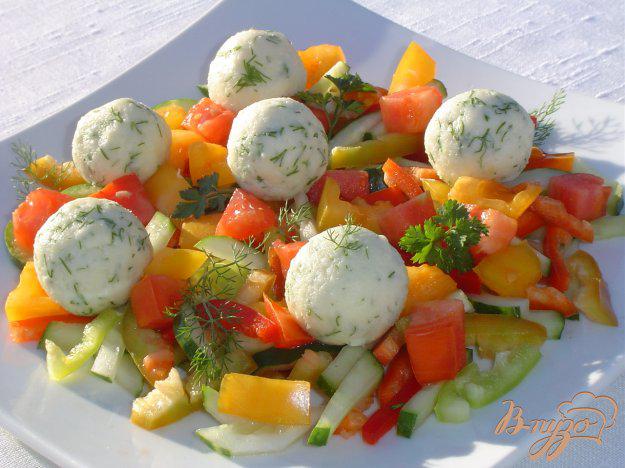 фото рецепта: Салат овощной с шариками из феты