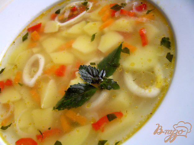 фото рецепта: Суп с кальмарами и базиликом