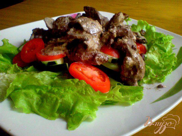 фото рецепта: Теплый салат с куриной печенью и шампиньонами