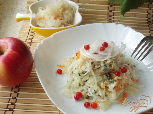 фото рецепта: Салат из квашеной капусты с яблоками
