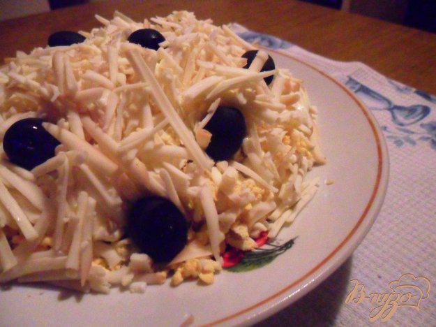 фото рецепта: Салат из горбуши с копченым колбасным сыром