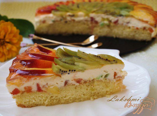 фото рецепта: Бисквитный торт с нектаринами и киви