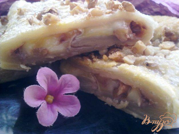 фото рецепта: Пирог с сыром бри и малиновым джемомм