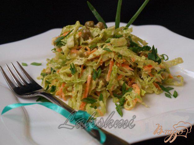 фото рецепта: Салат с савойской капустой,морковью и горошком