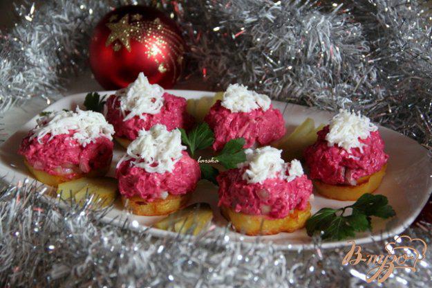 фото рецепта: Новогодняя мини-закуска Сельдь под шубкой на картофеле
