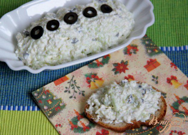 фото рецепта: Сырный дип с маслинами и и огурцом