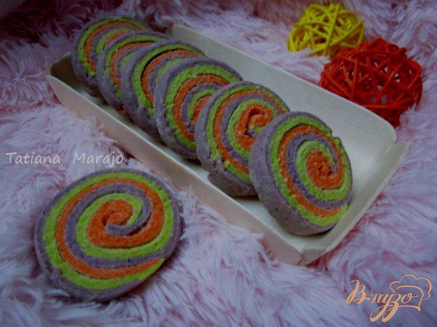 фото рецепта: Миндальное печенье «Цветные улитки»