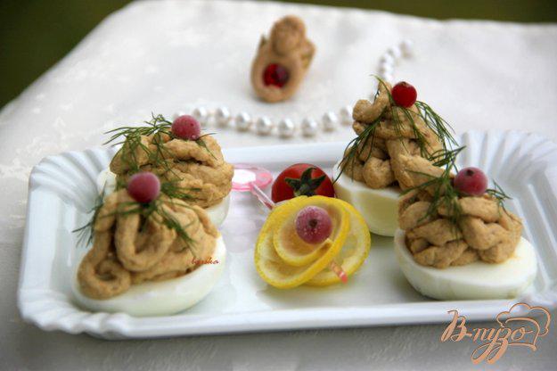 фото рецепта: Яйца, фаршированные паштетом из скумбрии