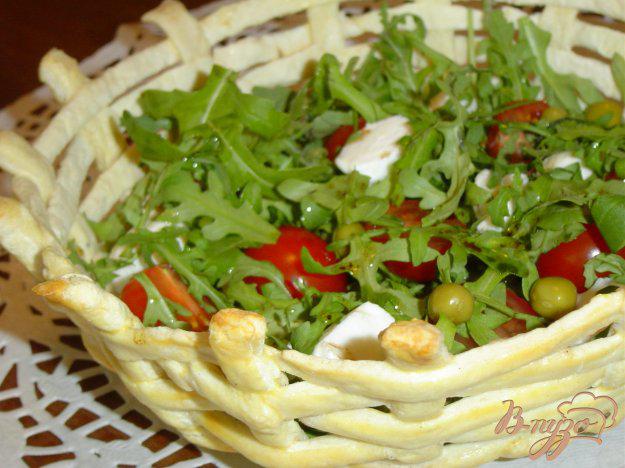 фото рецепта: Салат с рукколой, моцареллой, помидорами-черри в корзиночке
