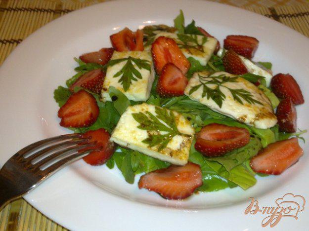 фото рецепта: Салат из клубники с жареным сыром