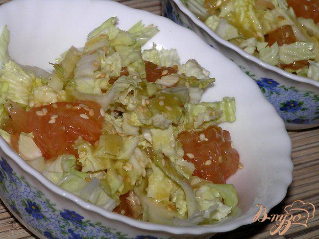 фото рецепта: Салат из пекинской капусты и грейпфрута с горчичной заправкой