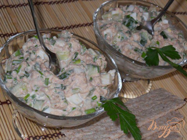 фото рецепта: Весенний салат с тунцом, огурцами и яйцом