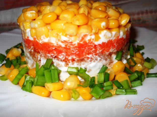 фото рецепта: Слоеный салат с тунцом и кукурузой