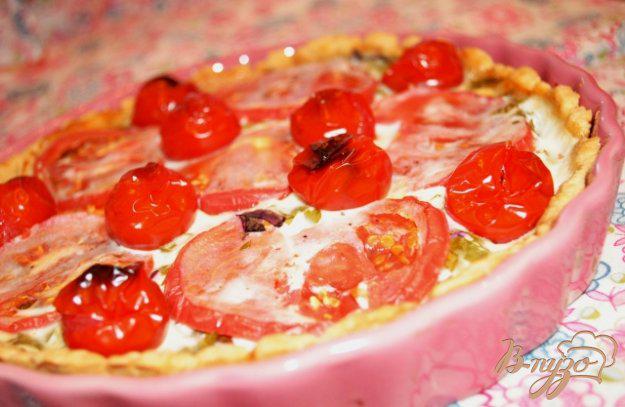 фото рецепта: Закусочный пирог с помидорами и сыром фета