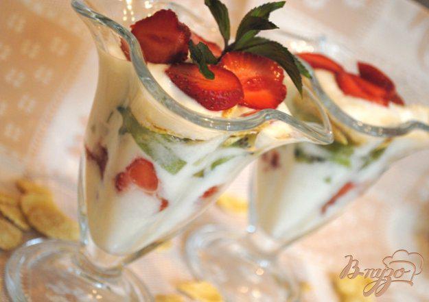 фото рецепта: Йогуртовый десерт с клубникой и киви