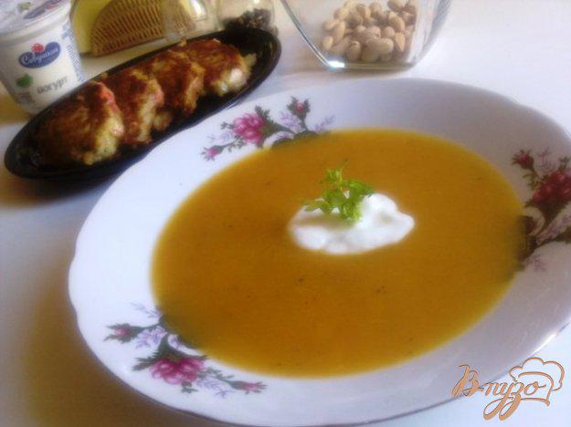 фото рецепта: Суп-пюре из тыквы с сельдереем.