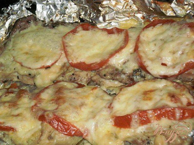 фото рецепта: Мясо запеченное с сыром и помидорами в фольге