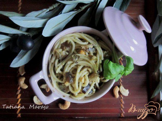 фото рецепта: Спагетти с баклажанами и орешками кешью