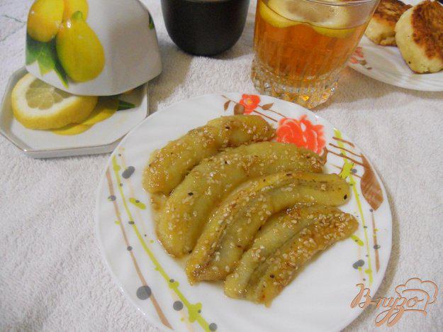 фото рецепта: Сырники с жареными бананами в кунжуте