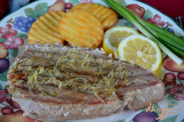 фото рецепта: Стейки тунца с лимонным маслом и черным перцем