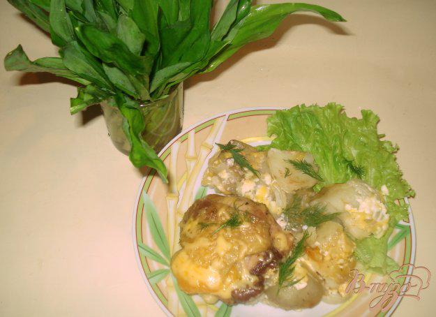 фото рецепта: Картофель с куриными бедрышками, запеченный в духовке.