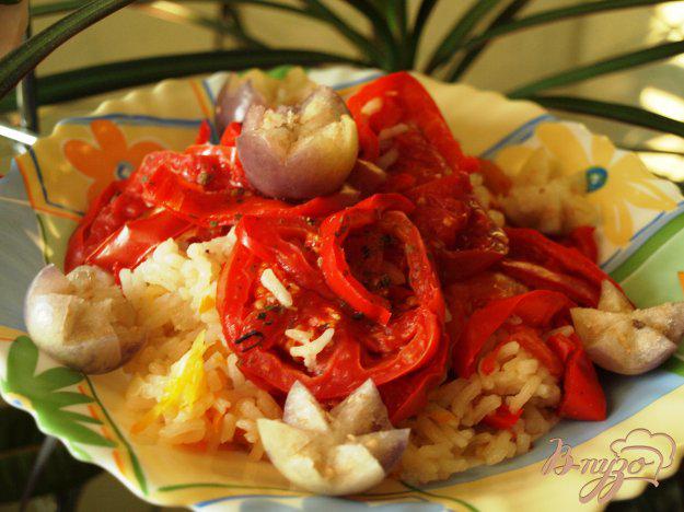 фото рецепта: Рис «под шубой» из перца и помидор на овощной подушке