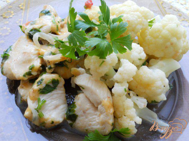 фото рецепта: Куриное филе с цветной капустой в сырном соусе