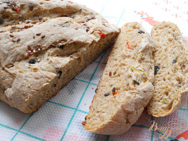 фото рецепта: Хлеб из цельнозерновой муки с луком, маслинами и сладким перцем