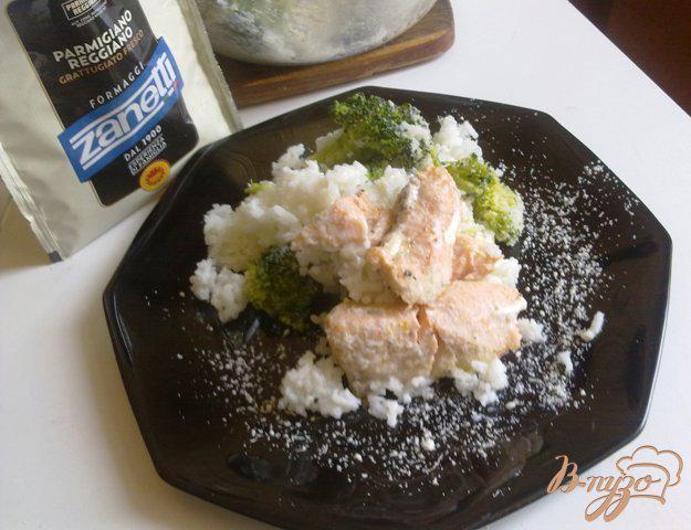 фото рецепта: Семга с рисом, брокколи и пармезаном