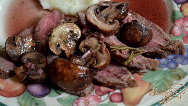 фото рецепта: Стейк с грибами и с красным винным соусом