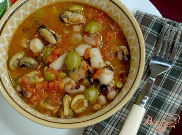 фото рецепта: Морепродукты с оливками в томатном соусе