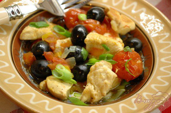 фото рецепта: Куриное филе, тушеное с овощами и маслинами