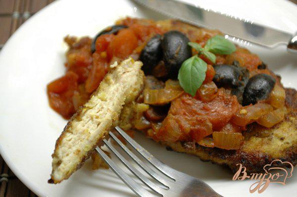 фото рецепта: Курица «Миланезе» с томатным соусом и маслинами