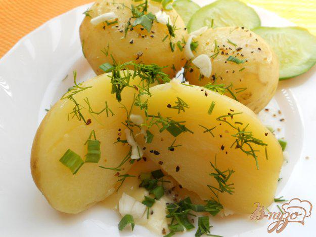 фото рецепта: Картофель молодой с маслом, чесноком и укропом