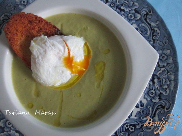 фото рецепта: Спаржевый суп с гренками и яйцом пашот
