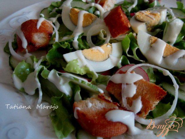 фото рецепта: Овощной салат с сухариками и сырным соусом