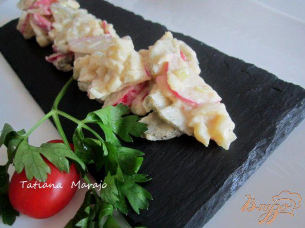 фото рецепта: Картофельный салат с редисом и маринованными огурцами