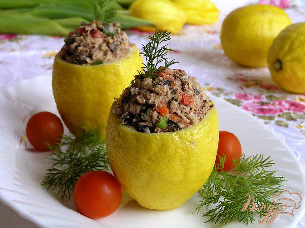 фото рецепта: Лимоны с салатом из тунца