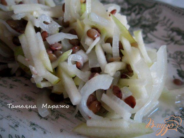 фото рецепта: Салат из репчатого лука , яблока и чечевицы