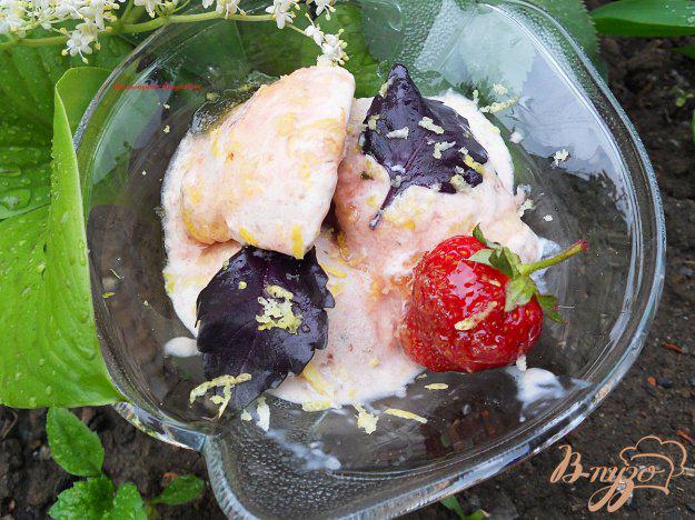 фото рецепта: Мороженное с клубникой и базиликом