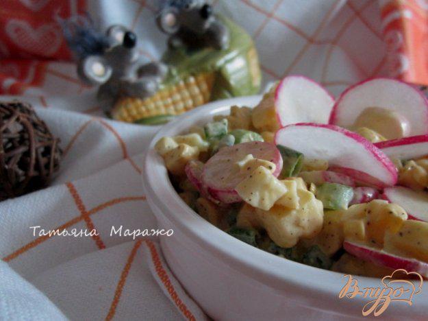 фото рецепта: Кукурузный салат с яйцом и редисом